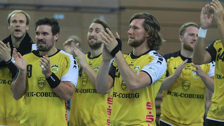 So kann es weitergehen. Die HSC-Spieler (von links): Stefan Lex, Dominik Kelm, Tobias Varvne, Till Riehn und Lukas Wucherpfennig bedankten sich nach dem Spiel bei ihren mitgereisten Fans. Am Samstag geht es gegen Schlusslicht Hagen - ein Heimsieg sollte da Pflicht sein.Iris Bilek