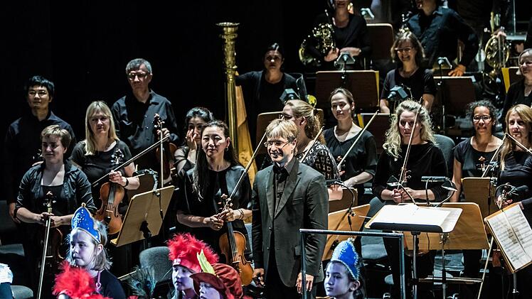 "Compose Strawinsky":_Ovationen gab es für die Schülerinnen und Schüler der Coburger Lutherschule beim Auftritt im Landestheater.Foto: Jochen BErger