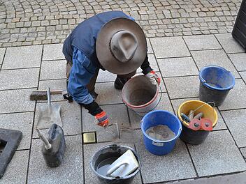 Im Februar hat der Kölner Künstler Gunter Demnig in Bad Brückenau Stolpersteine verlegt. Nun soll es weitere geben.  Dazu hat sich ein offener Arbeitskreis gebildet. Foto: Archiv/Johannes Schlereth