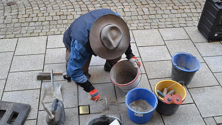 Im Februar hat der Kölner Künstler Gunter Demnig in Bad Brückenau Stolpersteine verlegt. Nun soll es weitere geben.  Dazu hat sich ein offener Arbeitskreis gebildet. Foto: Archiv/Johannes Schlereth