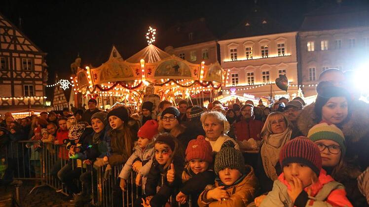 2000 Menschen haben sich auf dem Rathausplatz versammelt.Foto: Barbara Herbst