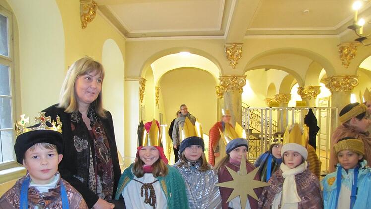 Bürgermeisterin Birgit Weber begrüßte die Sternsinger im Rathaus. Foto: Martin Koch