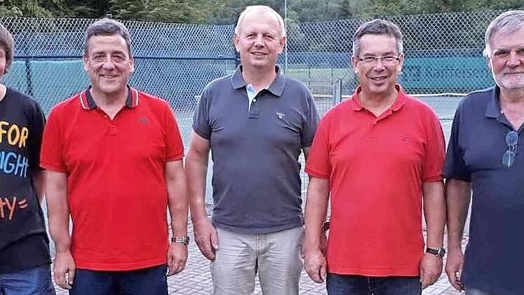 Neuer Tennisvereinsmeister beim TC Marktrodach wurde Horst Kotschenreuther (Zweiter v. l.). Mit im Bild die weiteren Bestplatzierten im Einzel und Doppel mit (v. l.) Benedikt Schmittdorsch, Eduard Schwarz und Guido Wich-Knoten sowie Vorsitzendem Helmut Bürger.  Foto: H. Franz
