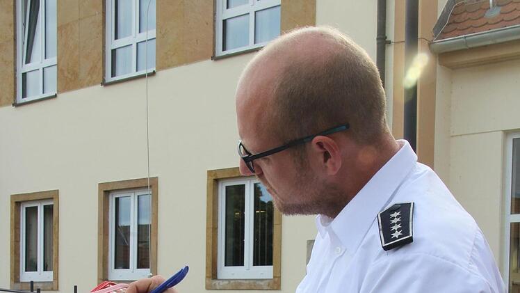 Benjamin Schneider &uuml;berpr&uuml;ft die Protokolle der letzten Eins&auml;tze. Pro Tag erfolgt durchschnittlich zweimal eine Alarmierung.  Cindy D&ouml;tschel