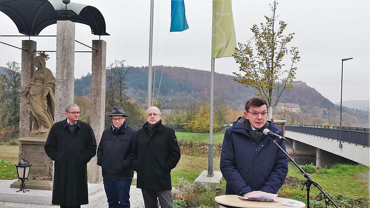 Bürgermeister Armin Warmuth bei seiner Festrede zur offiziellen Einweihung der Hammelburger Saalebrücke; mit im Bild (von links) die Pfarrer Robert Augustin und Thomas Eschenbacher sowie Leitender Baudirektor Michael Fuchs. Foto: Sigismund von Dobschütz