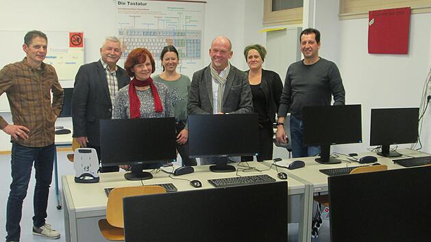 Die Petri-Schule will einen Glasfaseranschluss beantragen, der auch der Arbeit im Computerraum zugutekommt, den der Schulverbands-Ausschuss besichtigte.  Foto: Winfried Ehling