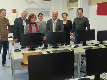 Die Petri-Schule will einen Glasfaseranschluss beantragen, der auch der Arbeit im Computerraum zugutekommt, den der Schulverbands-Ausschuss besichtigte.  Foto: Winfried Ehling