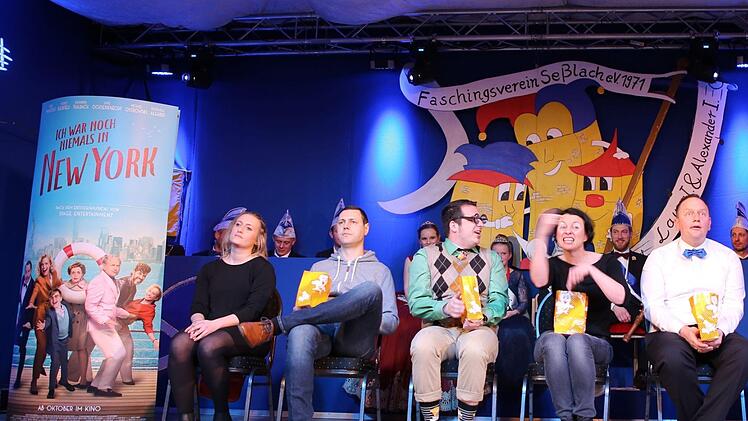 Dieser Kinobesuch - ohne Worte, aber mit viel Witz - begeisterte das Seßlacher Publikum. Von links: Lea Schmaus, Marcel Eckstein, Maximilian Neeb, Kerstin Thein, Bernd Rathgeber, Carina Schäfer und Christian Finzel. Foto: Bettina Knauth