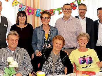 Jubilarin Rosa Mönius (Vorne Zweite von links) und ihre Schwester Maria Weller (r.) haben am gleichen Tag Geburtstag. Es gratulierten (hinten) Heimleiter Carsten Seidel, stellvertretender Geschäftsführer Harald Poßer (Zweiter v. r.) und Bürgermeister Karsten Fischkal (r.). Foto: Johanna Blum