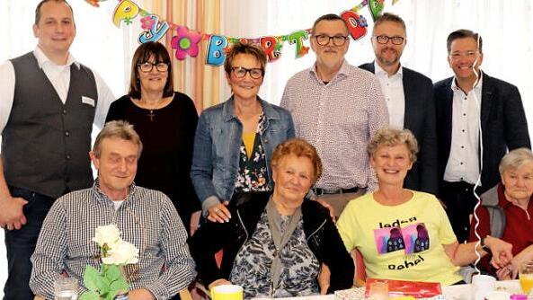 Jubilarin Rosa Mönius (Vorne Zweite von links) und ihre Schwester Maria Weller (r.) haben am gleichen Tag Geburtstag. Es gratulierten (hinten) Heimleiter Carsten Seidel, stellvertretender Geschäftsführer Harald Poßer (Zweiter v. r.) und Bürgermeister Karsten Fischkal (r.). Foto: Johanna Blum