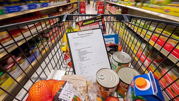 Beim Gang durch die Regale muss man erst einmal den &Uuml;berblick behalten.   Symbolbild: Armin Weigel, dpa