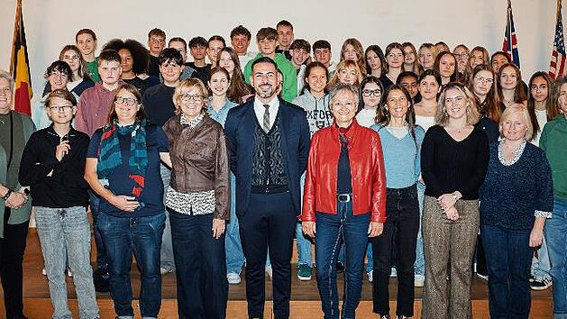 Die G&auml;ste des Erasmus+-Projekts in Coburg mit Drittem B&uuml;rgermeister Can Aydin.