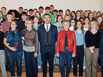 Die G&auml;ste des Erasmus+-Projekts in Coburg mit Drittem B&uuml;rgermeister Can Aydin.