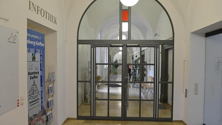 Der Weg führte sie an der Infothek vorbei. Tagsüber herrscht hier reger Betrieb.