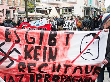 Etwa 100 Menschen demonstrierten iam Samstag in Würzburg gegen einen Informationsstand des Freien Netzes Süd. Foto: Tobias Köpplinger
