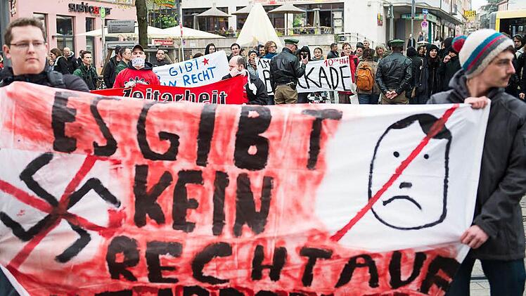 Etwa 100 Menschen demonstrierten iam Samstag in Würzburg gegen einen Informationsstand des Freien Netzes Süd. Foto: Tobias Köpplinger