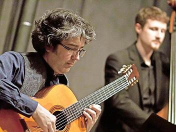 Der Gitarrist Stefan Grasse begeistert mit seinem Trio in Elsa (im Hintergrund: Alexander Fuchs am Kontrabass). Fotos: Jochen Berger