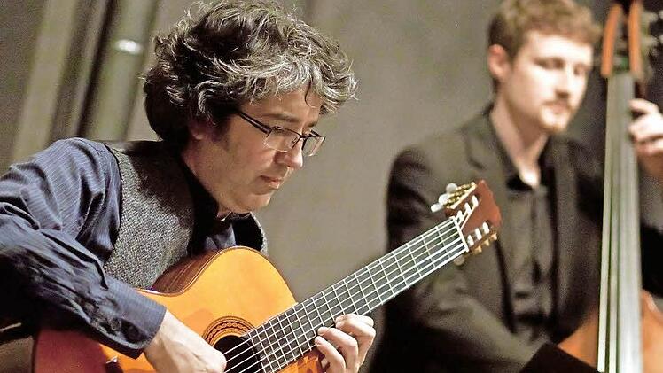 Der Gitarrist Stefan Grasse begeistert mit seinem Trio in Elsa (im Hintergrund: Alexander Fuchs am Kontrabass). Fotos: Jochen Berger