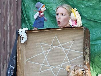 Auf das bisherige Leben zurückblicken: Schauspielerin Kirsten Annika Lange spielt in "Verliebt, verlobt, verschwunden" eine verlassene Braut.   Foto: Gerda Völk