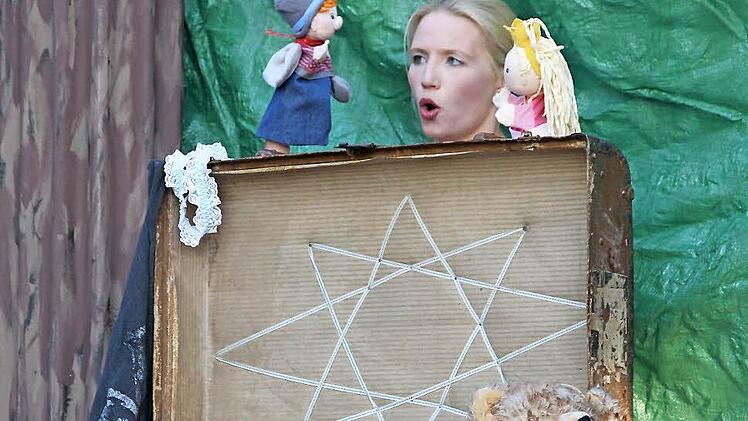 Auf das bisherige Leben zurückblicken: Schauspielerin Kirsten Annika Lange spielt in "Verliebt, verlobt, verschwunden" eine verlassene Braut.   Foto: Gerda Völk