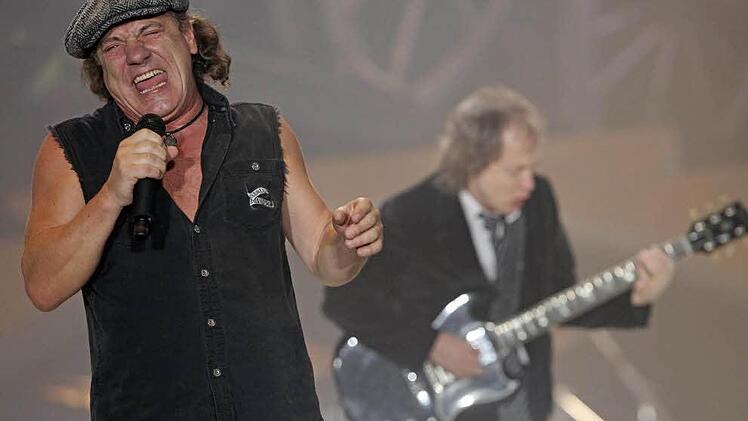 Brian Johnson und Gitarrist Angus Young von AC/DC müssen sich keine Sorgen machen: Vor leeren Rängen werden sie nicht spielen. Archivfoto: Jan Woitas dpa/lsn
