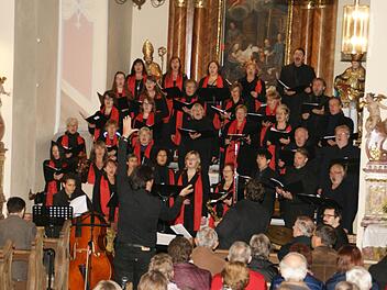 Zwei beeindruckende Konzerte gab der Gospelchor Haßberge zusammen mit einer Profi-Jazz-Band und dem Kleinen Bezirksposaunenchor in Königsberg und Hainert (unser Bild). Foto: Sabine Weinbeer