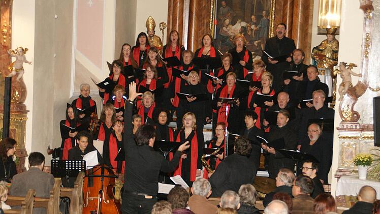 Zwei beeindruckende Konzerte gab der Gospelchor Haßberge zusammen mit einer Profi-Jazz-Band und dem Kleinen Bezirksposaunenchor in Königsberg und Hainert (unser Bild). Foto: Sabine Weinbeer