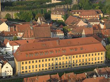 Die Justizvollzugsanstalt mitten in der Altstadt setzt sich aus einer Reihe von Gebäuden zusammen. Das gelbe Bauwerk am Fluss steht unter Denkmalschutz. Foto: Ronald Rinklef/Archiv