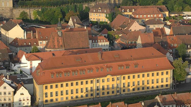 Die Justizvollzugsanstalt mitten in der Altstadt setzt sich aus einer Reihe von Gebäuden zusammen. Das gelbe Bauwerk am Fluss steht unter Denkmalschutz. Foto: Ronald Rinklef/Archiv
