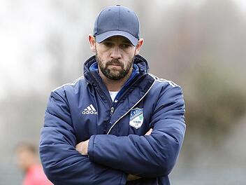 Kein Grund f&uuml;r Trainer Alex Stretz, eine allzu ernste Miene aufzusetzen: Die Fu&szlig;baller des FC Oberhaid sind bestens in das Jahr 2017 gestartet. Foto: sportpress