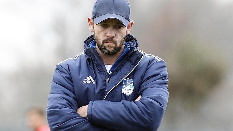 Kein Grund f&uuml;r Trainer Alex Stretz, eine allzu ernste Miene aufzusetzen: Die Fu&szlig;baller des FC Oberhaid sind bestens in das Jahr 2017 gestartet. Foto: sportpress