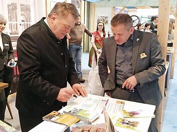 Staatsminister Helmut Brunner gab dem FrankenwaldSteig bereits auf der Grünen Woche in Berlin (symbolisch) seine Stimme. Foto: Frankenwald Tourismus