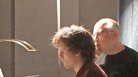 Gero Pitlok am Spieltisch der Orgel, assistiert von Kantor Markus Wollmann.