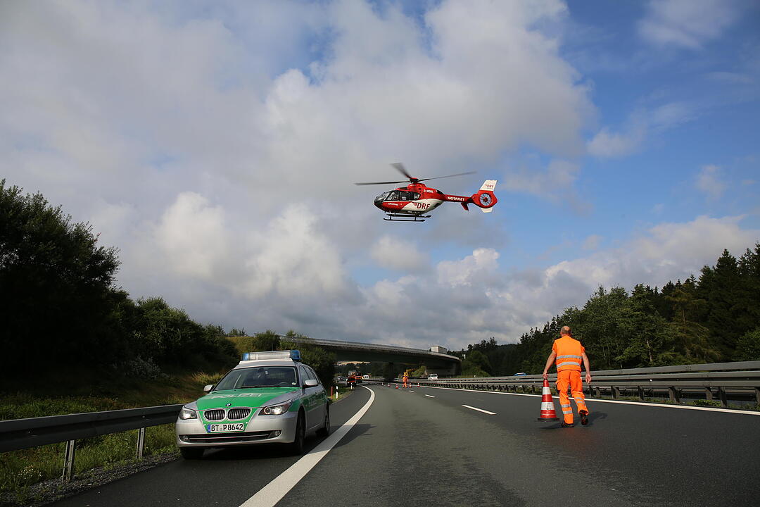A72 im Kreis Hof: Auto überschlägt sich und landet im Graben