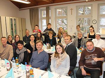 Bei den Handwerkertagen am Förderzentrum Glockenbergschule Neustadt zeigten heimische Handwerker den Oberstufenschülern verschiedene Berufsfelder. Abschließender Höhepunkt war ein festliches Essen, das eine Kochgruppe unter Leitung von Marina Kirchler von der Pizzeria Misurina zubereitet hatte. Unter den Gästen waren auch Landrat Michael Busch und Neustadts stellvertretende Bürgermeisterin Elke Protzmann. Foto: Rainer Glissnik
