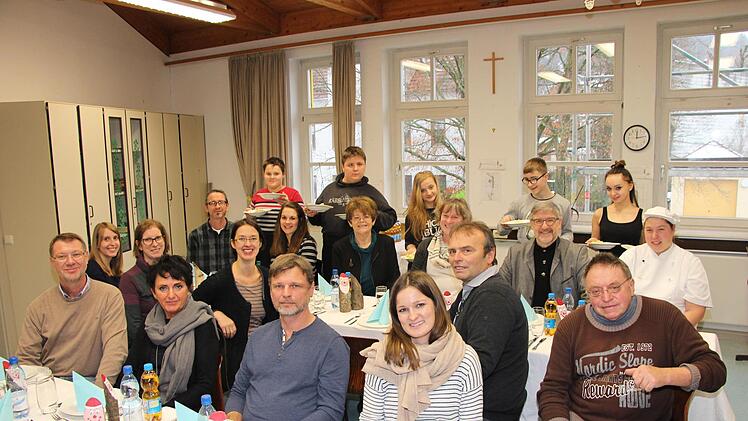 Bei den Handwerkertagen am Förderzentrum Glockenbergschule Neustadt zeigten heimische Handwerker den Oberstufenschülern verschiedene Berufsfelder. Abschließender Höhepunkt war ein festliches Essen, das eine Kochgruppe unter Leitung von Marina Kirchler von der Pizzeria Misurina zubereitet hatte. Unter den Gästen waren auch Landrat Michael Busch und Neustadts stellvertretende Bürgermeisterin Elke Protzmann. Foto: Rainer Glissnik