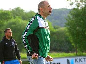 Die Spannung halten: Trainer Detlef Zenk und der VfR Katschenreuth wollen in der Endphase der für sie überragenden Saison nicht nachlassen. Foto: Monika Limmer
