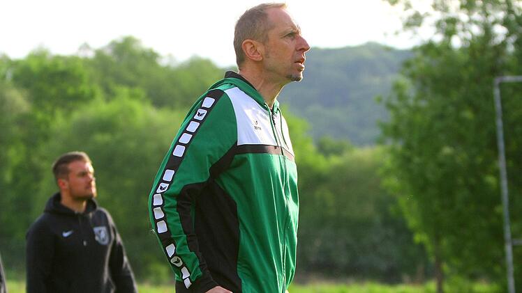 Die Spannung halten: Trainer Detlef Zenk und der VfR Katschenreuth wollen in der Endphase der für sie überragenden Saison nicht nachlassen. Foto: Monika Limmer