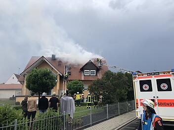 Blitzeinschlag: Dachstuhl geht nach Gewitter in Flammen auf
