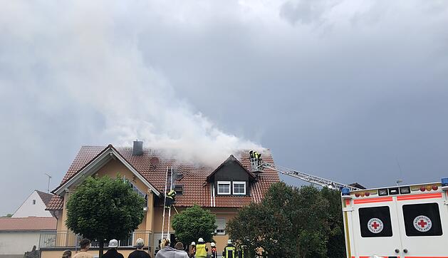 Blitzeinschlag: Dachstuhl geht nach Gewitter in Flammen auf
