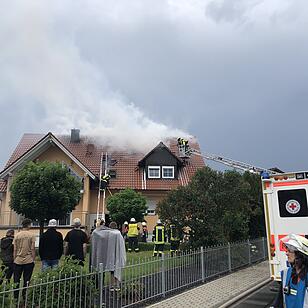 Blitzeinschlag: Dachstuhl geht nach Gewitter in Flammen auf