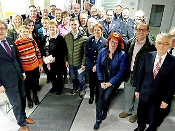 Spendenübergabe der VR-Bank Oberfranken Mitte in der Trebgaster Geschäftsstelle mit Bereichsdirektor Gerhard Zettel (Zweiter von rechts), und den Geschäftsstellenleitern Franz-Josef Kraus (links) und Hartmut Lauterbach (rechts) Foto: Dieter Hübner