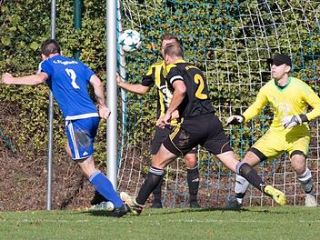 Der Mitwitzer Christoph M&uuml;ller (blaues Trikot) l&ouml;st sich von Thomas Finzel und erzielt per Kopf den F&uuml;hrungstreffer.  Foto: Heinrich Wei&szlig;
