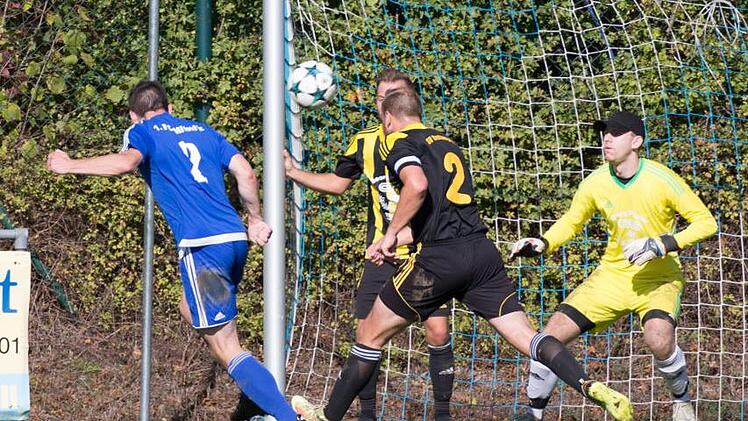 Der Mitwitzer Christoph M&uuml;ller (blaues Trikot) l&ouml;st sich von Thomas Finzel und erzielt per Kopf den F&uuml;hrungstreffer.  Foto: Heinrich Wei&szlig;