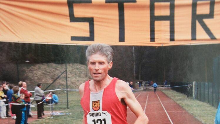 Dieses Bild zeigt Lausberg beim Start zu einem Crosslauf in Sonnefeld in den 80er Jahren. Foto: privat