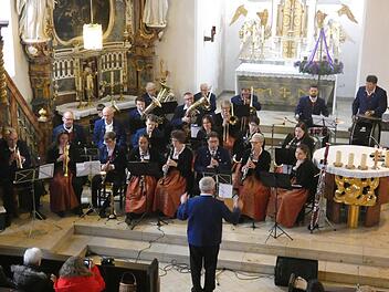 Mit harmonischer und teils klassischer Weihnachtsmusik unterhielten die Gastgeber, die Musikfreunde Wasserlosen, die mit 24 Musikanten besetzt waren, ihr Publikum beim 18. Adventskonzert. Die Regie lag in den bewährten Händen von Dirigent Martin Mützel.  Foto: s: Dominik Zeißner