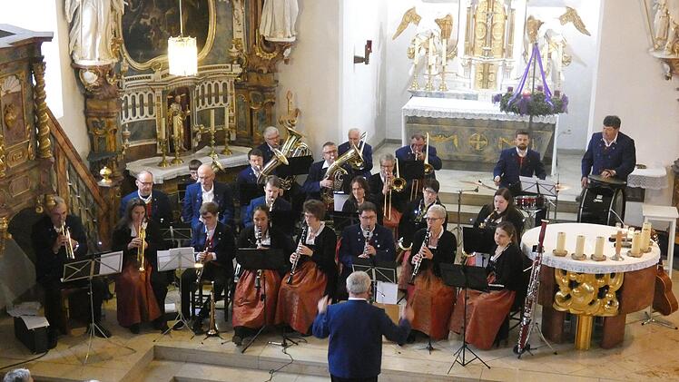 Mit harmonischer und teils klassischer Weihnachtsmusik unterhielten die Gastgeber, die Musikfreunde Wasserlosen, die mit 24 Musikanten besetzt waren, ihr Publikum beim 18. Adventskonzert. Die Regie lag in den bewährten Händen von Dirigent Martin Mützel.  Foto: s: Dominik Zeißner