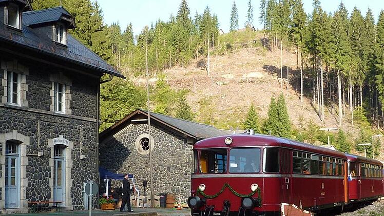 Der "Rote Brummer", seit 13 Jahren eine Attraktion auf der Strecke Steinwiesen-Nordhalben, engagiert betrieben von den Eisenbahnfreunden Rodachtalbahn. Mit im Bild ein Teilbereich des Bahnhofs Nordhalben.  Foto und Repro: Gerd Fleischmann