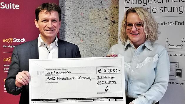 PCM-Inhaber Udo Reppert &uuml;berreichte an AWO-Bereichsleiterin Cornelia Staab den symbolischen Scheck &uuml;ber 4000 Euro zugunsten des AWO Kinderfonds.