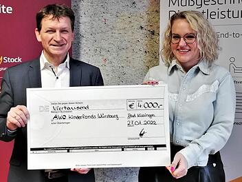 PCM-Inhaber Udo Reppert überreichte an AWO-Bereichsleiterin Cornelia Staab den symbolischen Scheck über 4000 Euro zugunsten des AWO Kinderfonds.